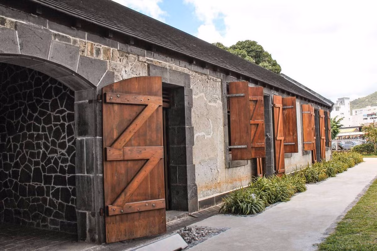 Đây là một quần thể các tòa nhà được sử dụng làm nơi sinh sống của những lao động nhập cư người Ấn Độ được chính phủ thuộc địa Anh đưa đến vào cuối thế kỷ 19, đầu thế kỷ 20. Ảnh: Visit Today.