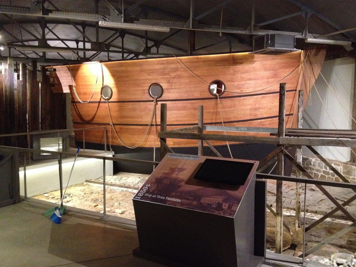 Bên trong các tòa nhà là không gian trưng bày tư liệu, hiện vật liên quan đến quốc sống của cộng đồng người Ấn Độ ở khu định cư trăm tuổi, tái hiện một giai đoạn lịch sử đặc biệt của Mauritius. Ảnh: Aapravasi Ghat.