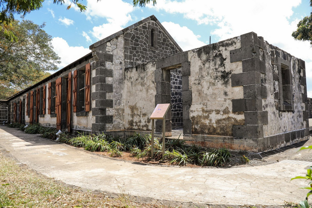 Công trình quan trọng nhất của Aapravasi Ghat là một quần thể bao gồm 6 tòa nhà, gồm nhà dịch vụ, nhà văn phòng ký kết hợp đồng lao động, nhà kho, bệnh viện, tòa án cùng với một bức tường phòng thủ. Ảnh: The Travelius.