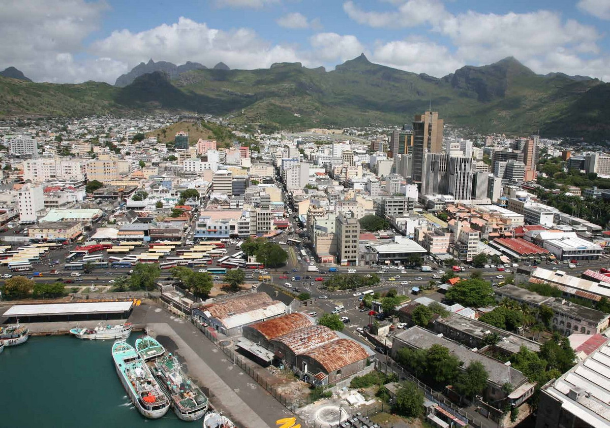 Từ Aapravasi Ghat, lượng lao động người Ấn sẽ được sử dụng trong các trang trại trồng mía trên đảo hoặc được phân bổ đến các vùng đất thuộc địa khác bao gồm Reunion, Australia, Nam Phi, Đông Phi hay vùng Caribbean. Ảnh: Aapravasi Ghat - Magazine Vol 4.