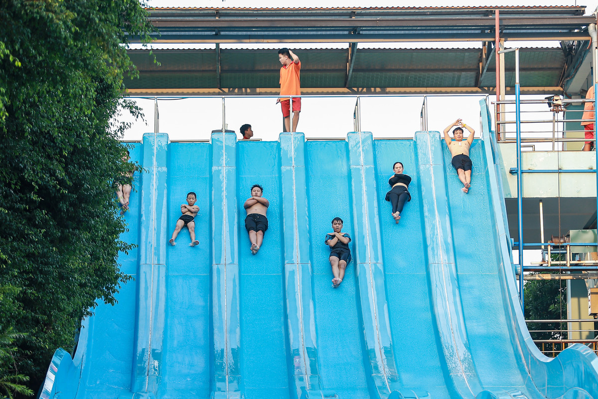 Những trò chơi cảm giác mạnh như đường trượt cao tốc, đường trượt phao, đường trượt xoắn được giới trẻ yêu thích.