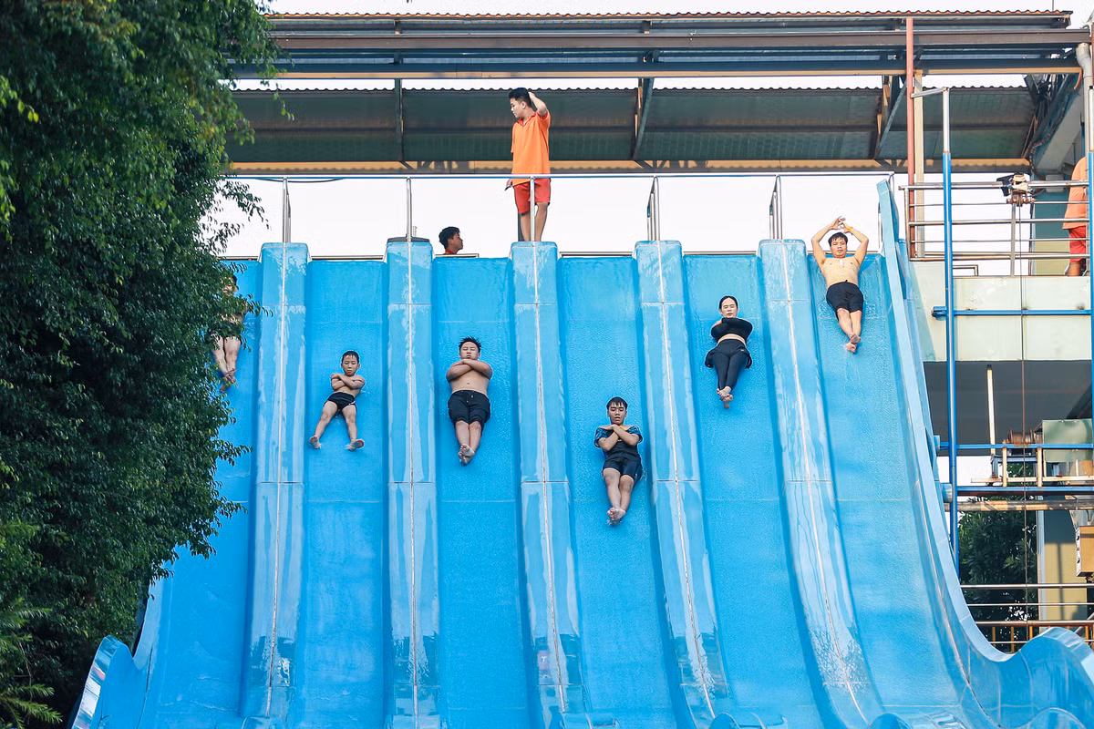 Những trò chơi cảm giác mạnh như đường trượt cao tốc, đường trượt phao, đường trượt xoắn được giới trẻ yêu thích.