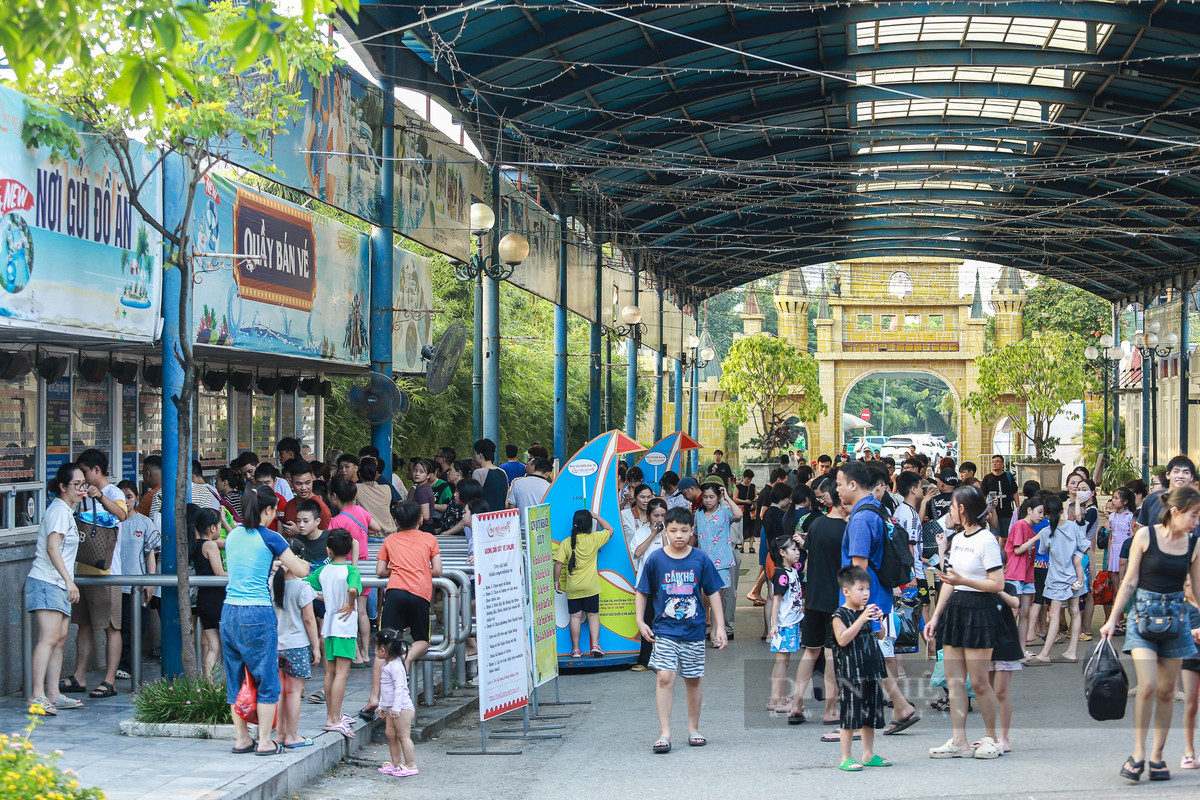 Ghi nhận của PV Dân Việt, dịp ngày đầu tiên nghỉ lễ Quốc Khánh 2/9, tại công viên nước hồ Tây (Hà Nội), hàng nghìn người dân đã đổ về đây để vui chơi, tắm mát. Đây cũng là dịp để nhiều gia đình có cơ hội sum họp, quây quần bên nhau.