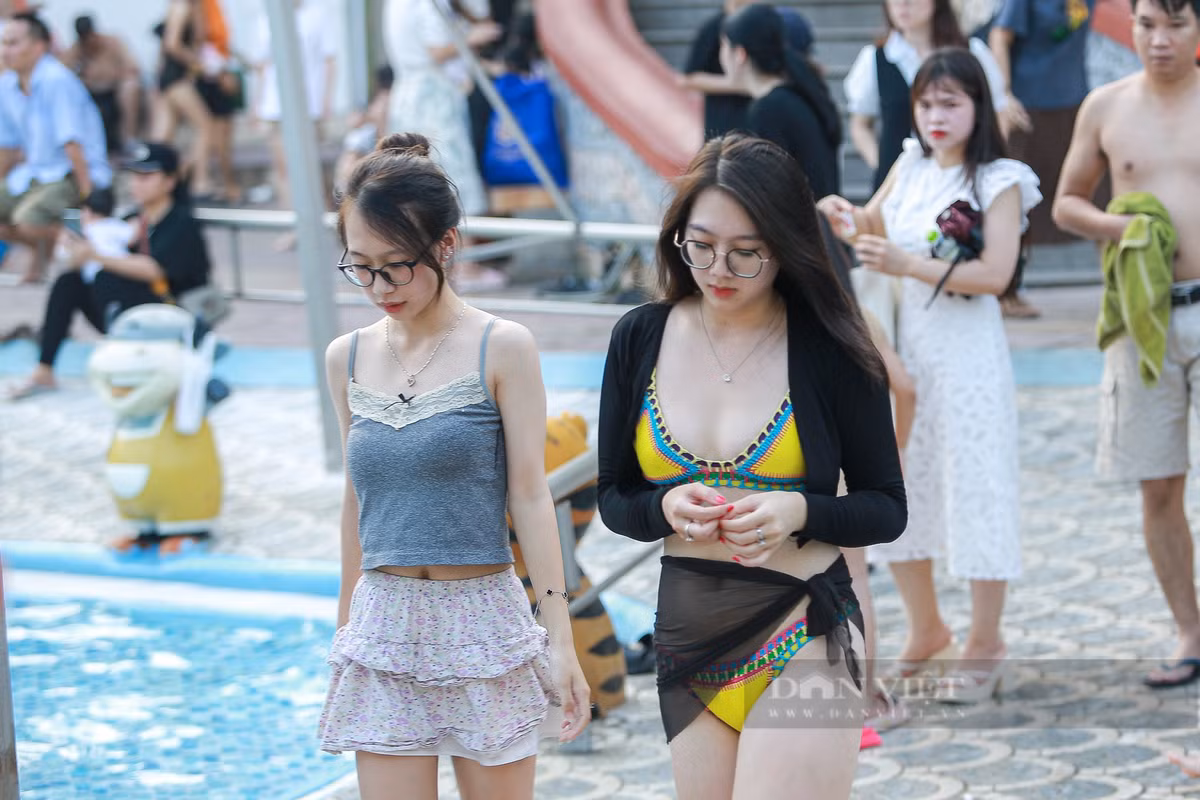 Một số bạn trẻ cũng chọn công viên nước hồ Tây dịp nghỉ lễ 2/9.