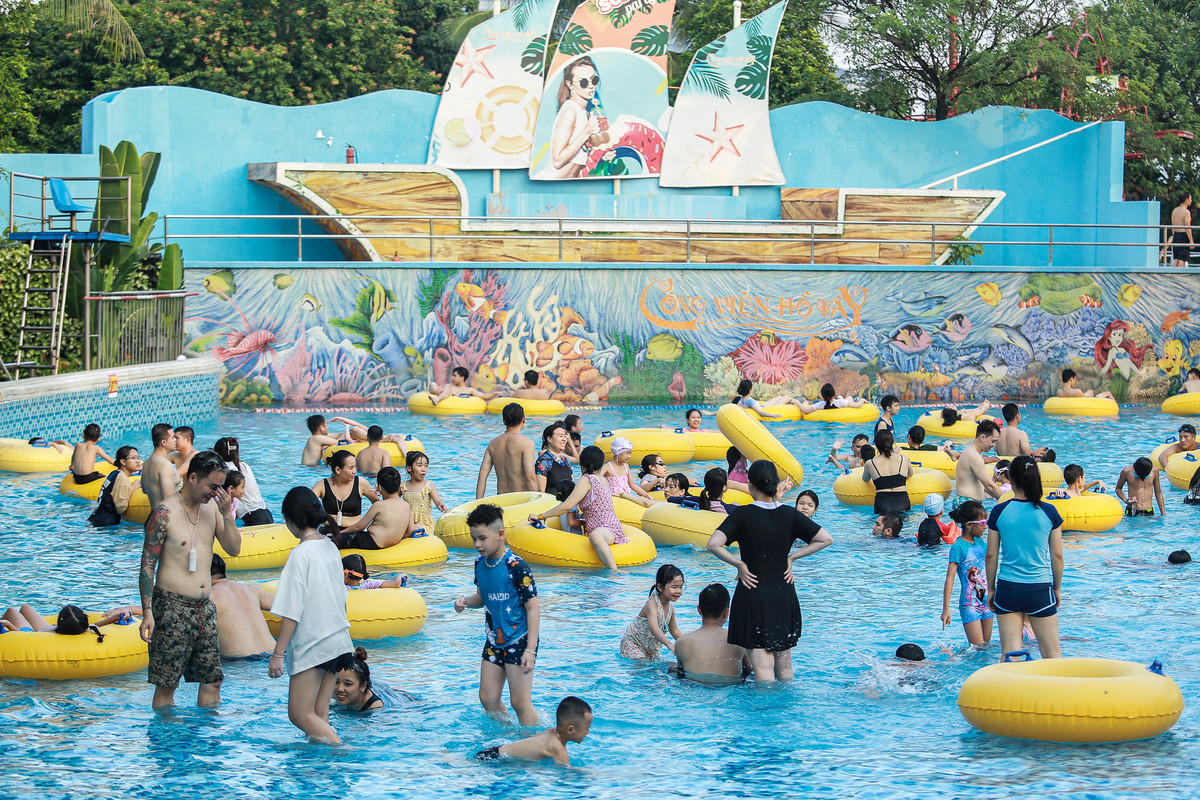 Đại diện công viên nước hồ Tây cho biết, trong ngày đầu tiên của kỳ nghỉ lễ (31/8), đơn vị đã đón khoảng hơn 3.000 lượt khách, tăng đột biến so với những ngày vừa qua. Trong tháng 8, ngày cao điểm công viên nước hồ Tây đón khoảng 1.000 - 2.000 khách. Trong 4 ngày nghỉ lễ, đơn vị dự kiến sẽ đón khoảng hơn 12.000 lượt khách.