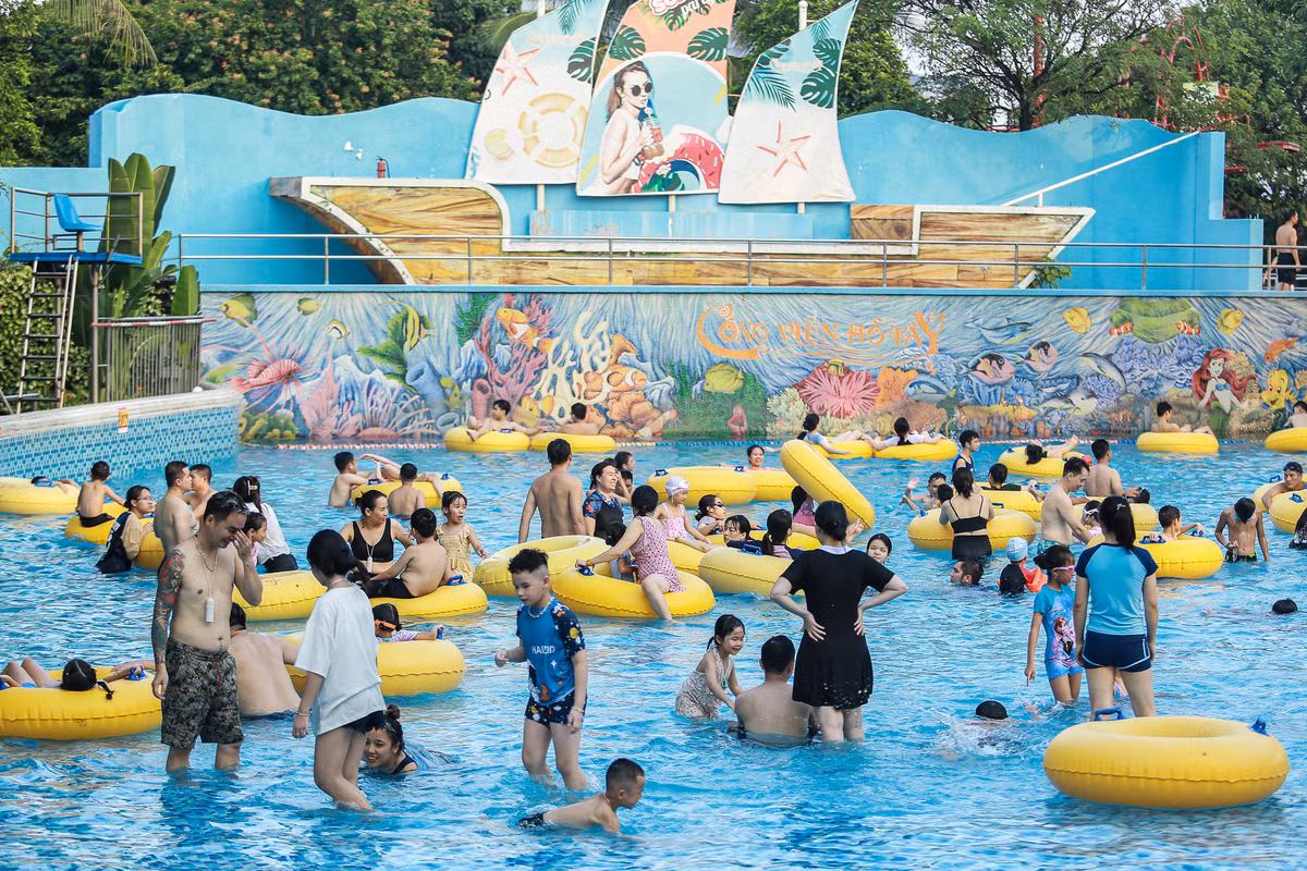 Đại diện công viên nước hồ Tây cho biết, trong ngày đầu tiên của kỳ nghỉ lễ (31/8), đơn vị đã đón khoảng hơn 3.000 lượt khách, tăng đột biến so với những ngày vừa qua. Trong tháng 8, ngày cao điểm công viên nước hồ Tây đón khoảng 1.000 - 2.000 khách. Trong 4 ngày nghỉ lễ, đơn vị dự kiến sẽ đón khoảng hơn 12.000 lượt khách.