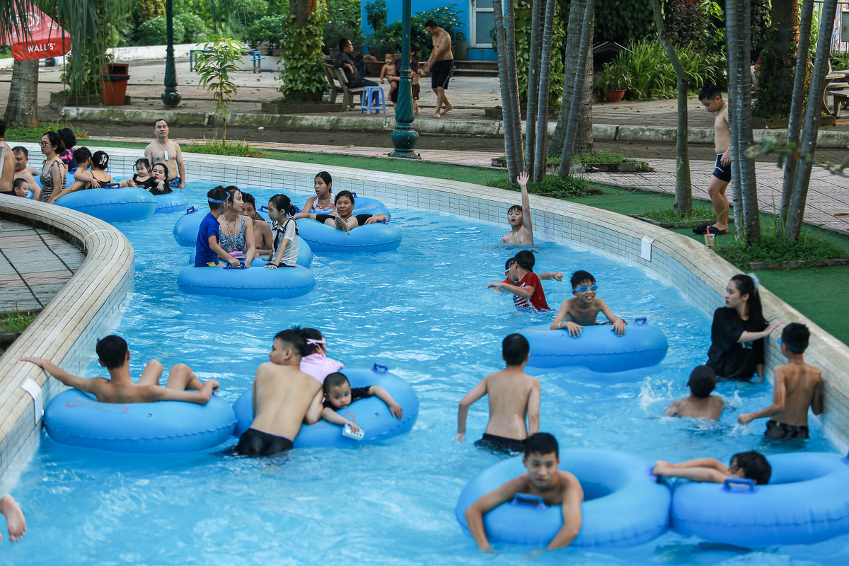 "Sông lười" là khu vực nhẹ nhàng, thu hút nhiều nhóm đi theo gia đình có trẻ em.