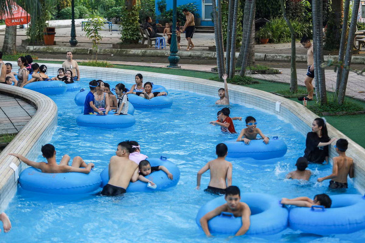 "Sông lười" là khu vực nhẹ nhàng, thu hút nhiều nhóm đi theo gia đình có trẻ em.