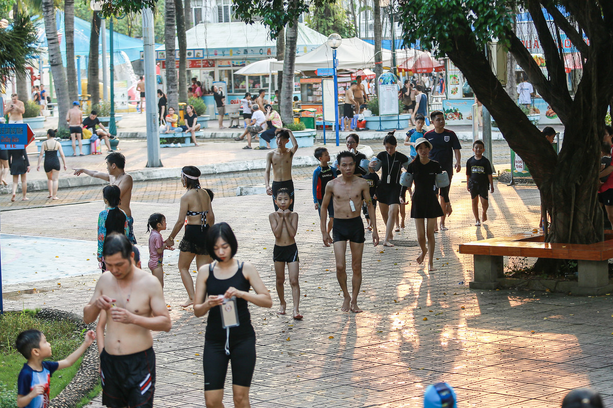 Người dân đến đây chủ yếu đi theo nhóm từ 3-5 người theo gia đình, hoặc đi theo nhóm bạn bè.