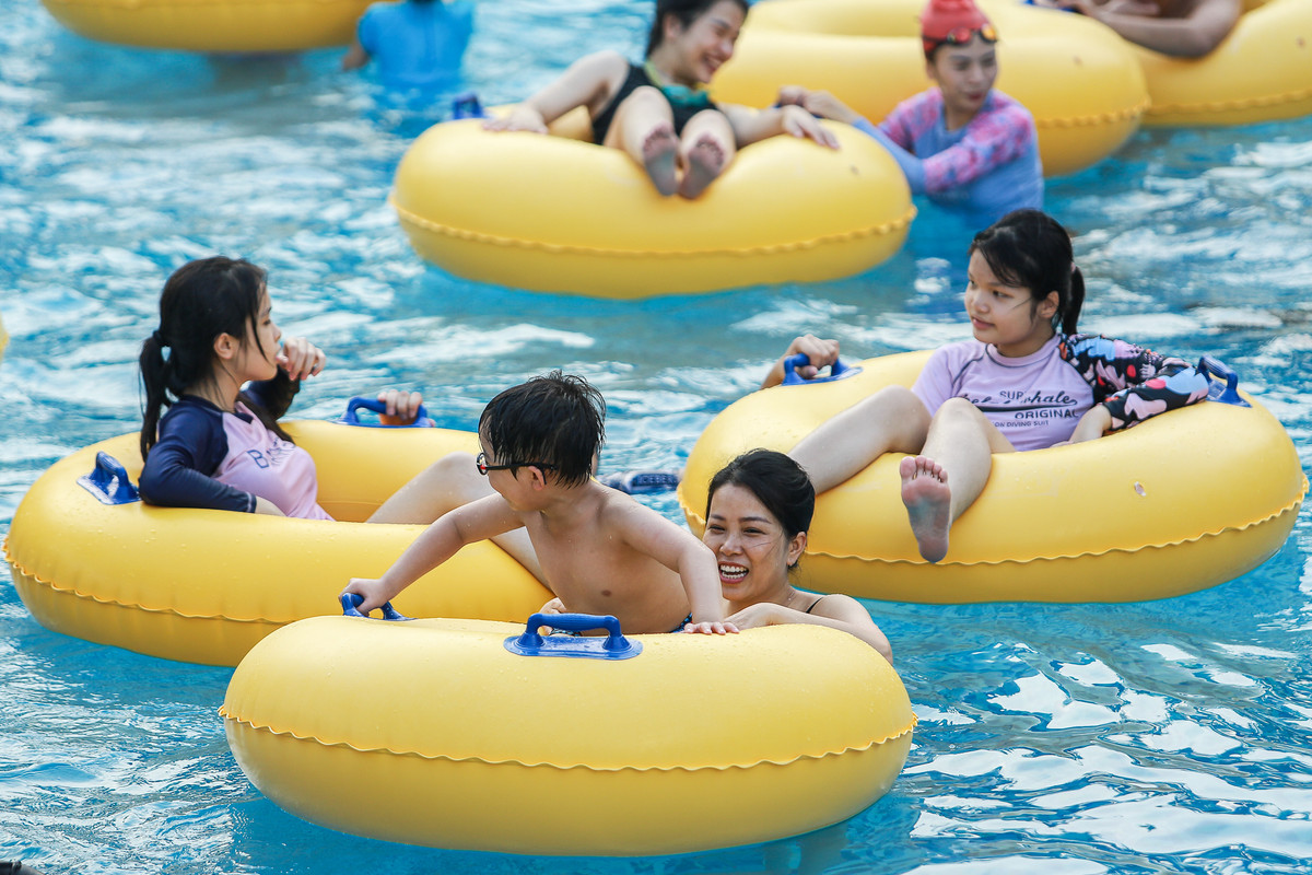 Khác với ngày thường, hôm nay đa số người đến đây là phụ huynh và các em nhỏ.