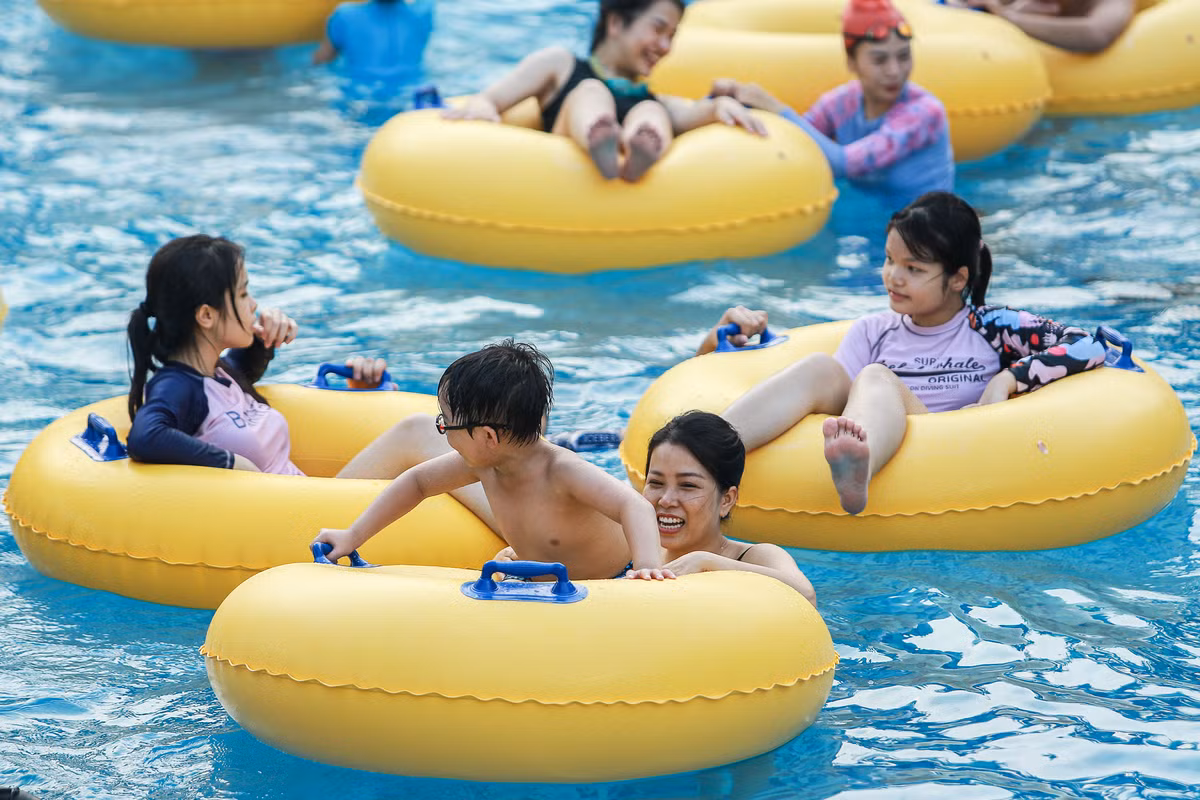 Khác với ngày thường, hôm nay đa số người đến đây là phụ huynh và các em nhỏ.