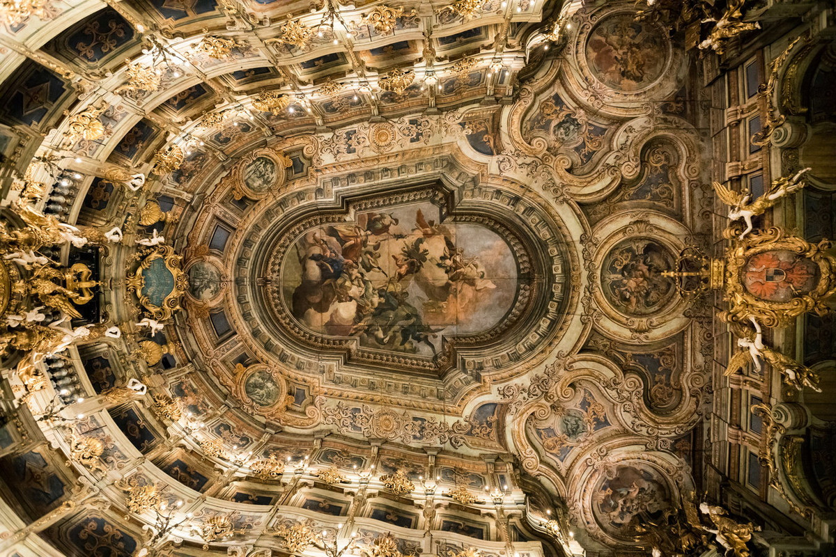 Trần thính phòng được phủ bởi những tấm bạt được trang trí bằng bức họa đẹp mắt. Ảnh: The New York Times.