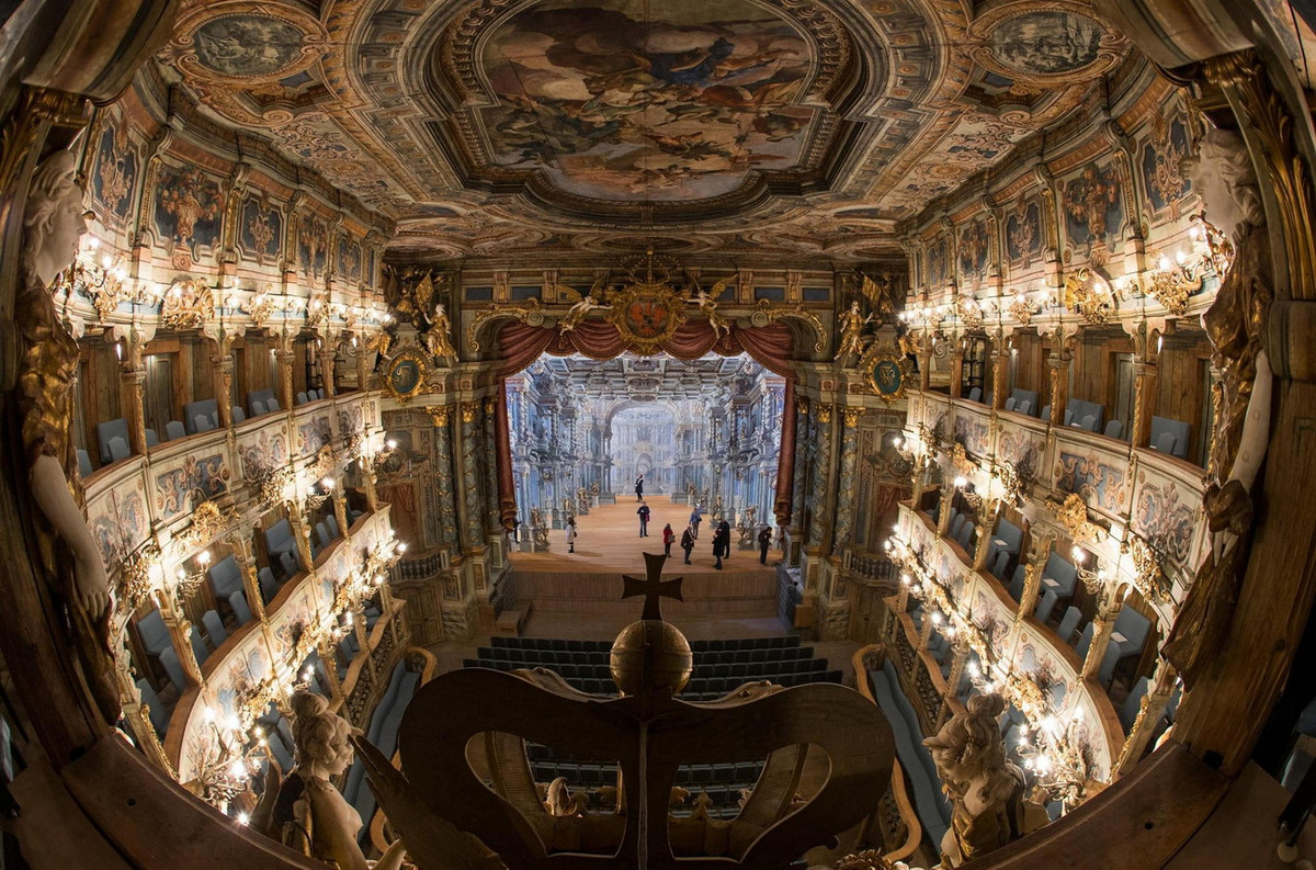 Thính phòng nhà hát có sức chứa 500 người, với thiết kế và vật liệu xây dựng đặc trưng của một nhà hát opera, đem lại tầm nhìn và trải nghiệm âm thanh tốt nhất cho thính giả. Ảnh: Infranken.de.