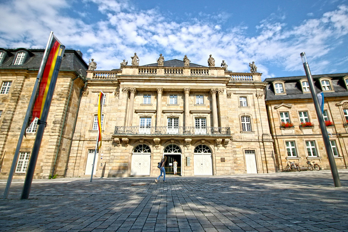 Kiến trúc sư Giuseppe Galli Bibiena là người thiết kể nhà hát opera Margravial. Tòa nhà có chiều dài 71,5 mét, rộng 30,8 mét và cao 26,2 mét, gồm 3 tầng. Ảnh: Local Guides Connect.