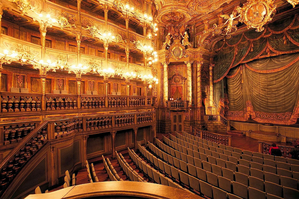 Tầng trệt của thính phòng chính là sàn gỗ có các lan can gỗ nâng đỡ bằng các cột trụ được trang trí tỉ mỉ. Các tầng trên được trang trí đơn giản hơn. Ảnh: Pin page.