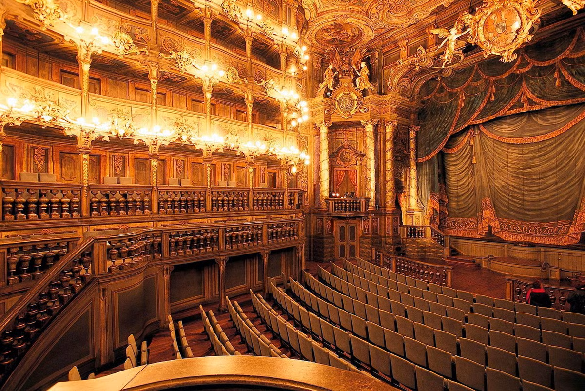 Tầng trệt của thính phòng chính là sàn gỗ có các lan can gỗ nâng đỡ bằng các cột trụ được trang trí tỉ mỉ. Các tầng trên được trang trí đơn giản hơn. Ảnh: Pin page.