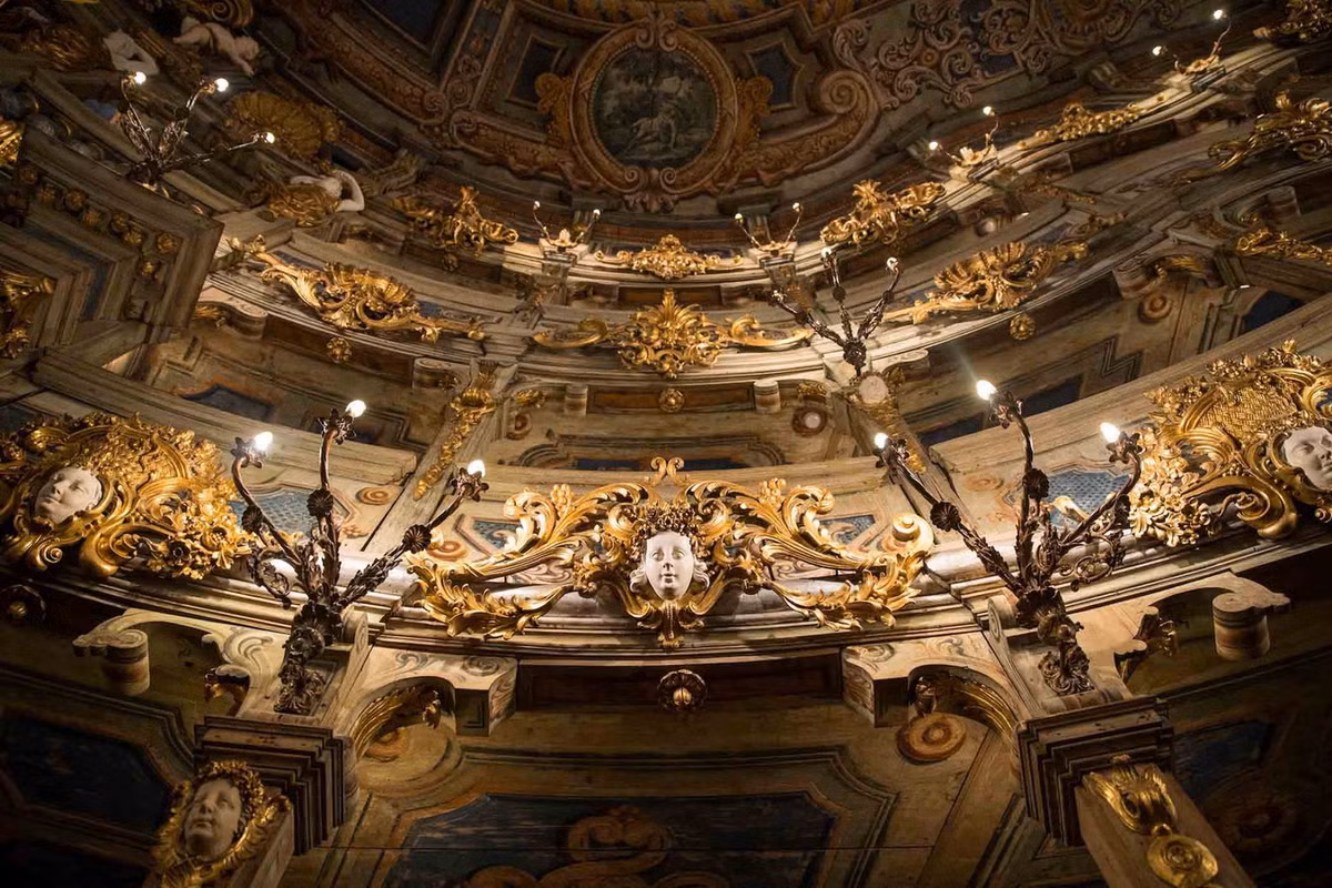 Hai bên thính phòng là hệ thống đèn chùm và các bức tượng nữ thần. Ảnh: Getty Images.