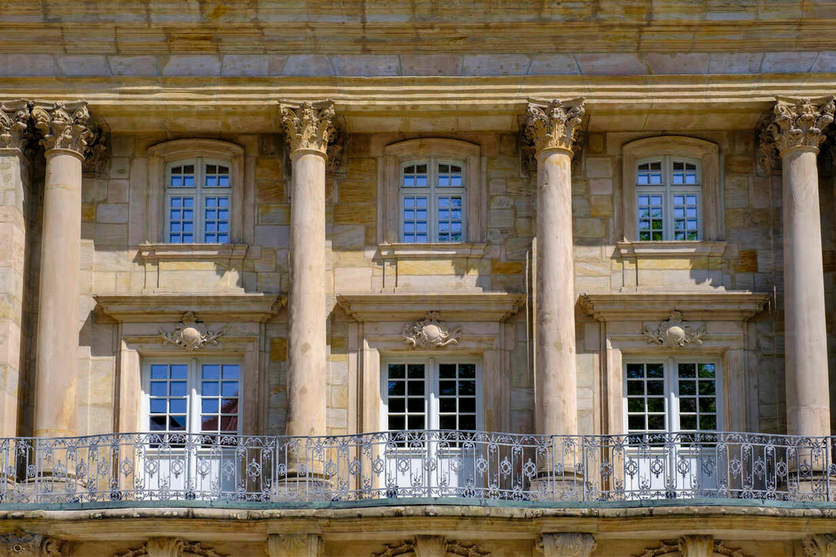 Mặt tiền nhà hát được làm bằng đá sa thạch theo đồ án của kiến trúc sư người Pháp Joseph Saint Pierre với 3 cửa lớn, phía trên có một ban công rộng. Toàn bộ kết cấu mặt tiền được chống đỡ bằng các cột trụ đồ sộ. Ảnh: Westend61.