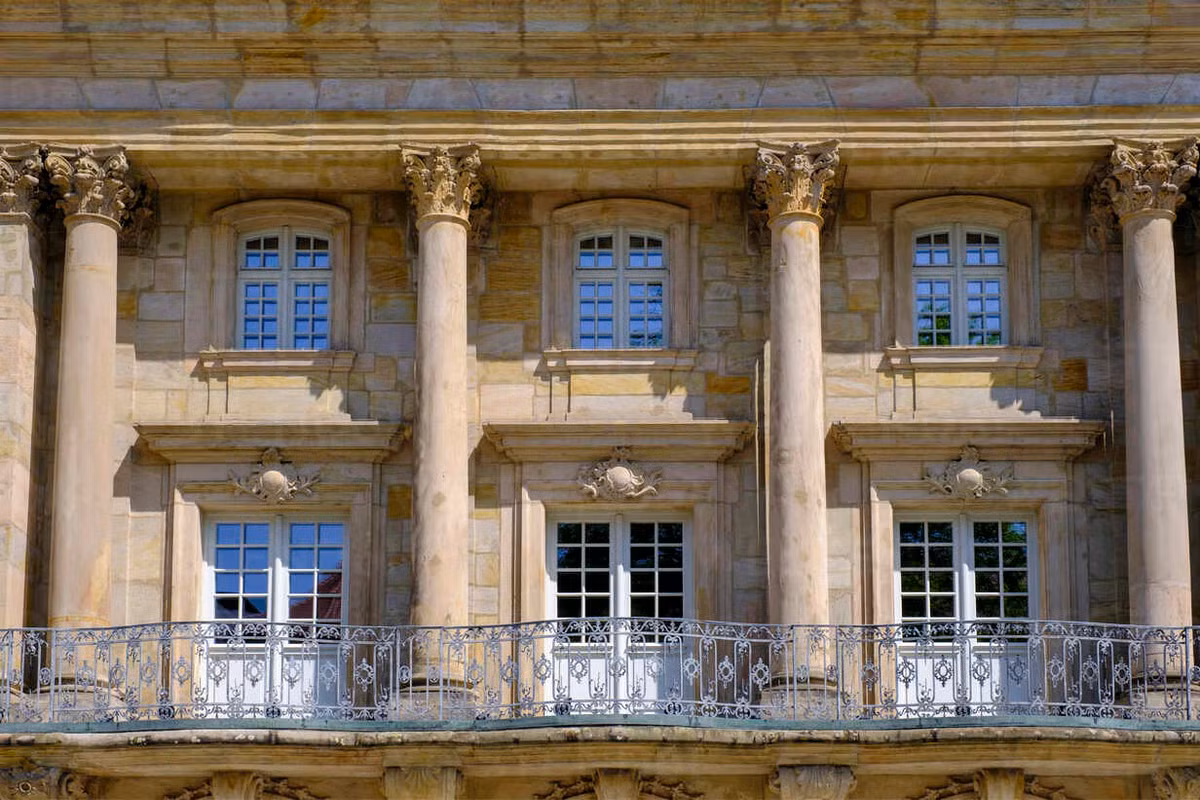 Mặt tiền nhà hát được làm bằng đá sa thạch theo đồ án của kiến trúc sư người Pháp Joseph Saint Pierre với 3 cửa lớn, phía trên có một ban công rộng. Toàn bộ kết cấu mặt tiền được chống đỡ bằng các cột trụ đồ sộ. Ảnh: Westend61.