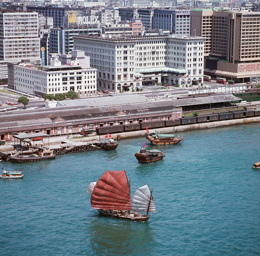 Khách sạn Peninsula (Bán đảo) và YMCA ở khu Tsim Sha Tsui chụp từ máy bay trực thăng, năm 1976. Ảnh: Keith Macgregor.
