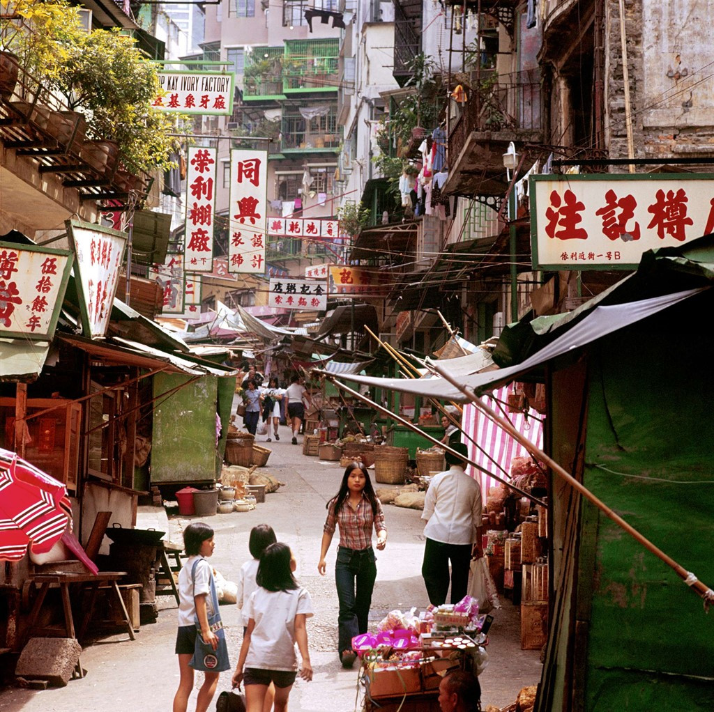 Khung cảnh đời thường ở phố Elgin, khu SoHo, quận Trung tâm, Hồng Kông năm 1978. Ảnh: Keith Macgregor.