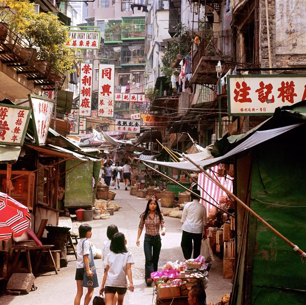 Khung cảnh đời thường ở phố Elgin, khu SoHo, quận Trung tâm, Hồng Kông năm 1978. Ảnh: Keith Macgregor.