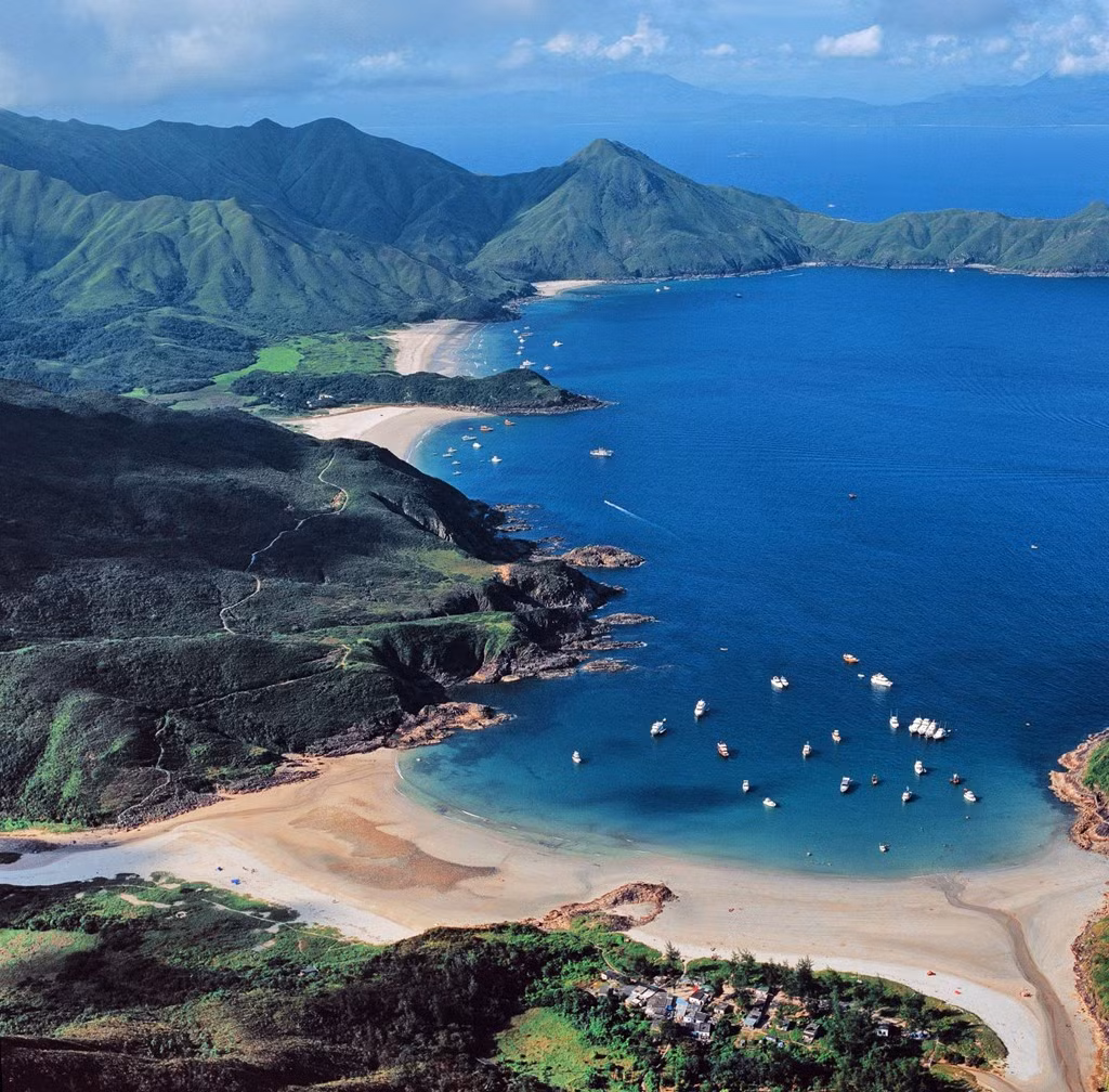 Toàn cảnh vịnh Tai Long Wan, nơi có những bãi biển đẹp bậc nhất Hồng Kông, 1986. Ảnh: Keith Macgregor.