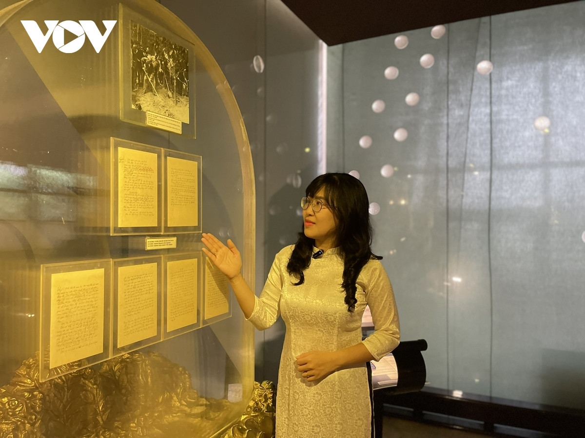 Hướng dẫn viên tại Bảo tàng Hồ Chí Minh giới thiệu 6 trang viết tay hoàn chỉnh của bản Di chúc.