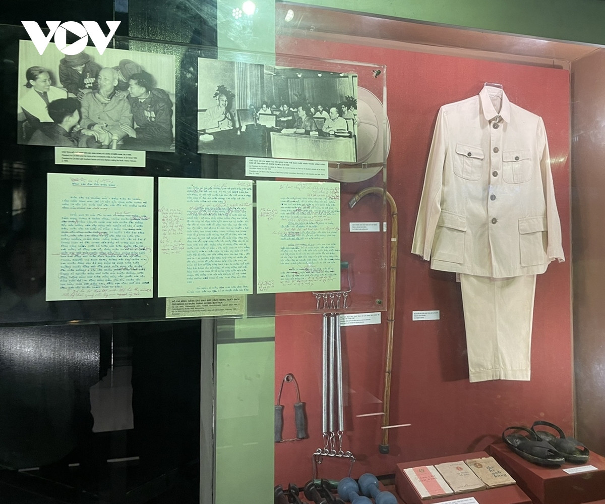 Bộ quần áo kaki, chiếc mũ cối và đôi dép cao su gắn liền với cuộc đời cách mạng của Chủ tịch Hồ Chí Minh.
