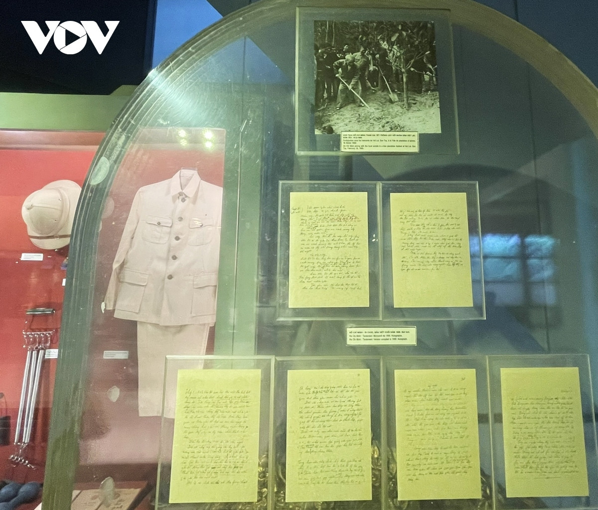 Nhân dịp sinh nhật lần thứ 75, vào sáng ngày 10/5/1965, Chủ tịch Hồ Chí Minh viết bản Di chúc với tiêu đề "Tuyệt đối bí mật" gồm 3 trang, do chính Bác đánh máy, ở cuối đề ngày 15/5/1965. Đến năm 1968, Bác viết bổ sung một số đoạn, gồm 6 trang viết tay. Ngày 10/5/1969, Bác viết lại toàn bộ đoạn mở đầu Di chúc, gồm 1 trang viết tay. Sau đó, trong các ngày từ 11 đến ngày 19/5/1969, Bác tiếp tục sửa chữa bản Di chúc của các năm 1965, 1968, 1969. Đúng 10 giờ ngày 19/5/1969, là kỷ niệm ngày sinh lần thứ 79 của Bác, Bác đọc lại lần cuối cùng tất cả các bản Di chúc đã viết trước đó, rồi xếp tất cả bỏ vào phong bì và cất đi…