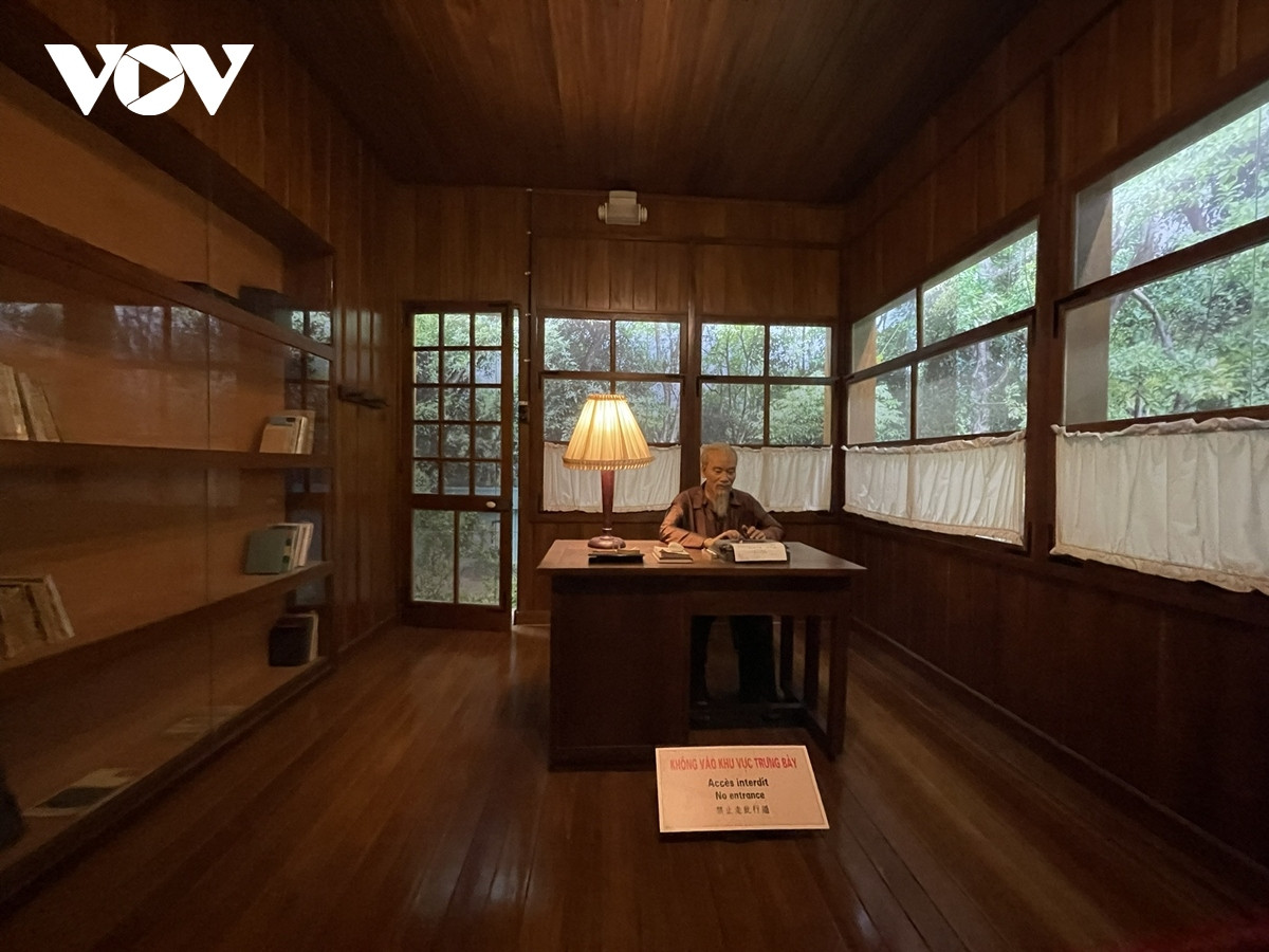 Đây là căn phòng giản dị, tĩnh lặng chỉ có âm thanh của máy đánh chữ vang lên theo những suy tư, Bác viết những lời căn dặn cuối cùng gửi tới toàn Đảng, toàn dân.