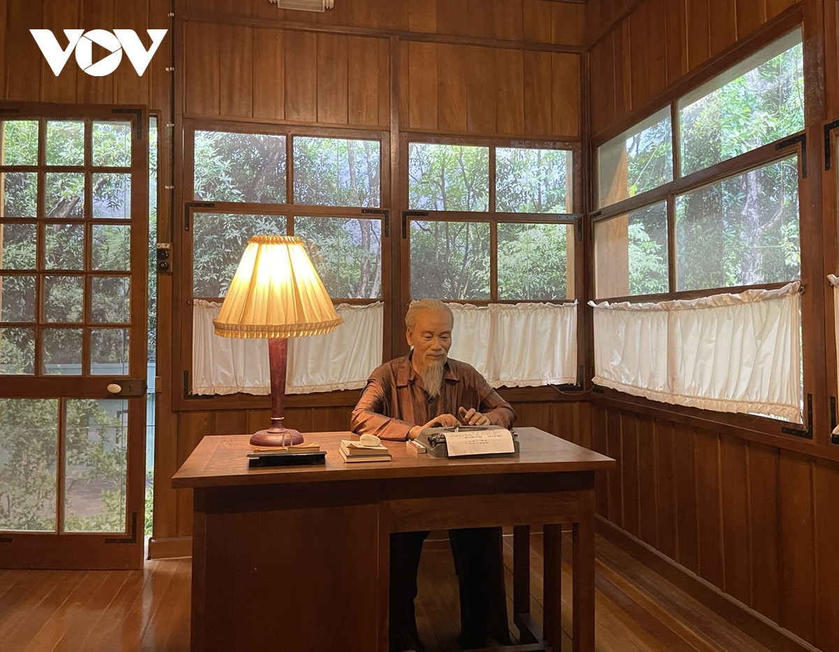 Tại Gian tưởng niệm Chủ tịch Hồ Chí Minh có dựng một không gian 3D mô phỏng hình ảnh Bác Hồ đang ngồi soạn thảo Di chúc trong phòng làm việc tại Phủ Chủ tịch.