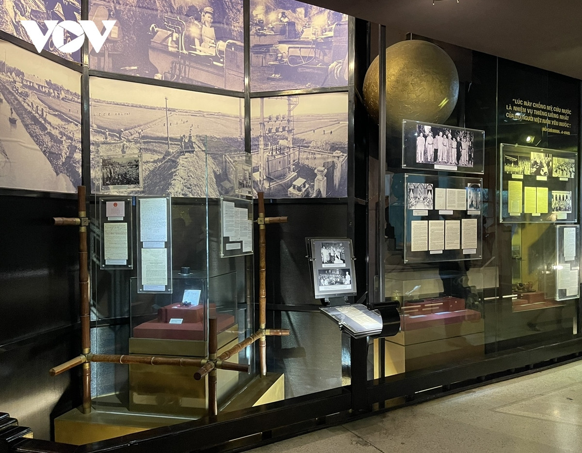 Các tài liệu, hiện vật... được trình bày theo hệ thống tạo thành hành trình tham quan với các chủ đề về Thời thơ ấu và thanh niên của Chủ tịch Hồ Chí Minh, bước đầu hoạt động cách mạng (1890-1911) cho đến thời kỳ Chủ tịch Hồ Chí Minh lãnh đạo cách mạng XHCN ở miền Bắc và đấu tranh chống Mỹ xâm lược...