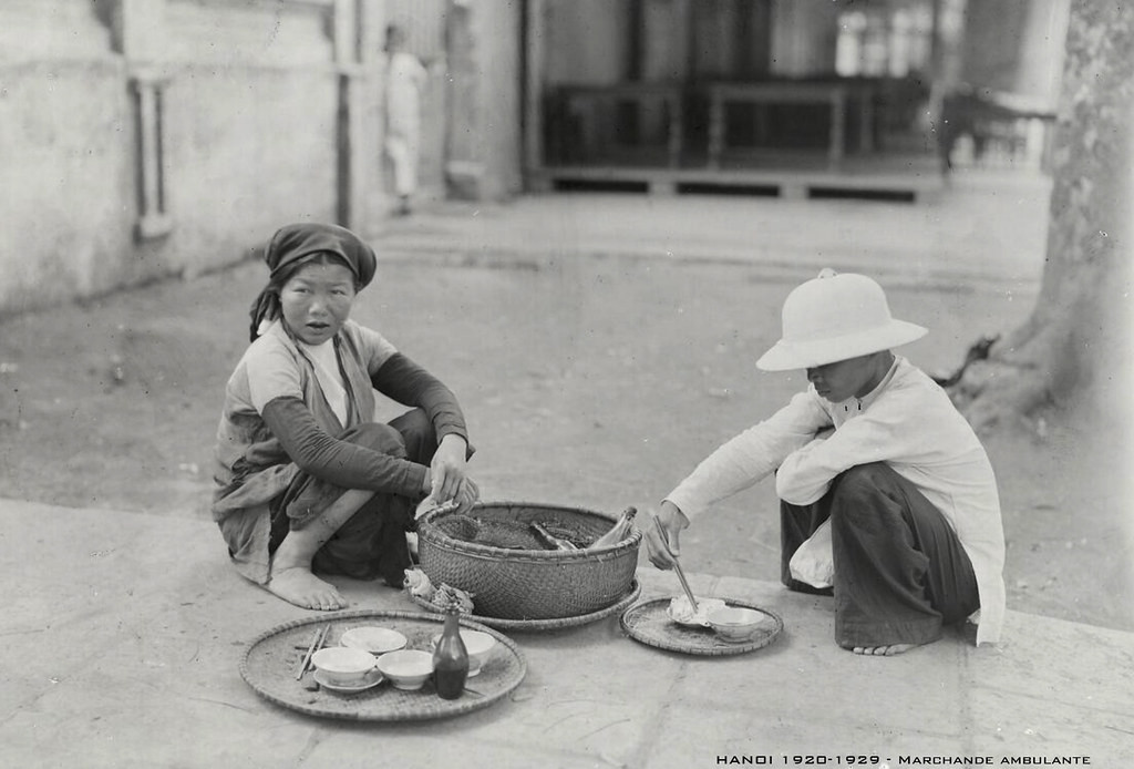 Cô gái bán bánh cuốn rong ở Hà Nội thập niên 1920. Ảnh tư liệu.