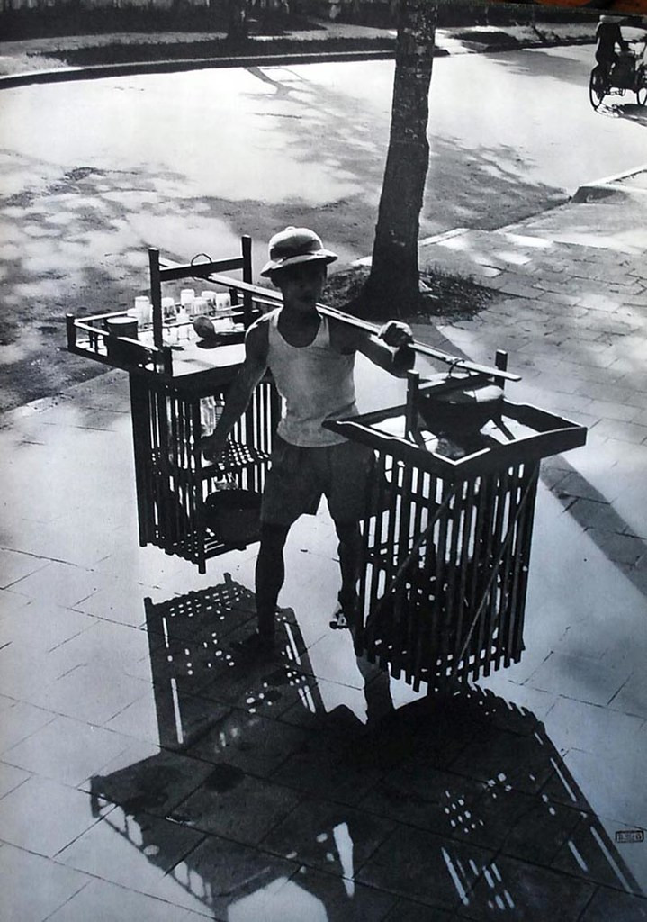 Người thanh niên bán phở trên đường phố Hà Nội, khoảng đầu thập niên 1950. Ảnh tư liệu.