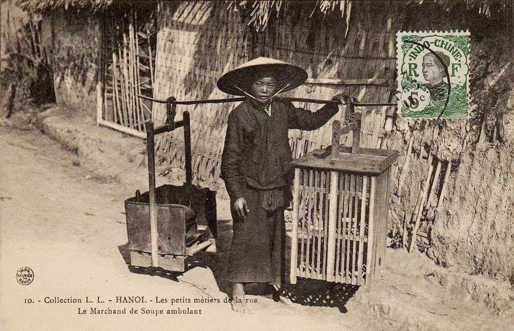 Những gánh phở rong như thế này từng rất phố biển ở Hà Nội một thế kỷ trước. Ảnh tư liệu.