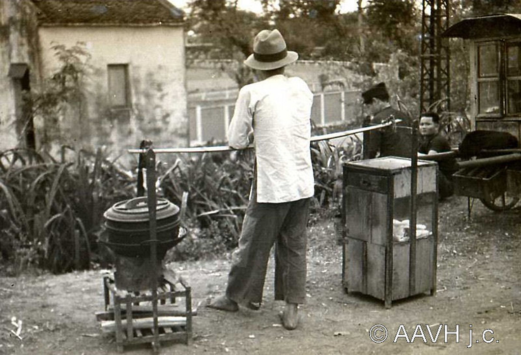 Người bán hàng rong thẩn thơ ở bờ hồ Hoàn Kiếm, Hà Nội năm 1939. Ảnh: Aavh.org.