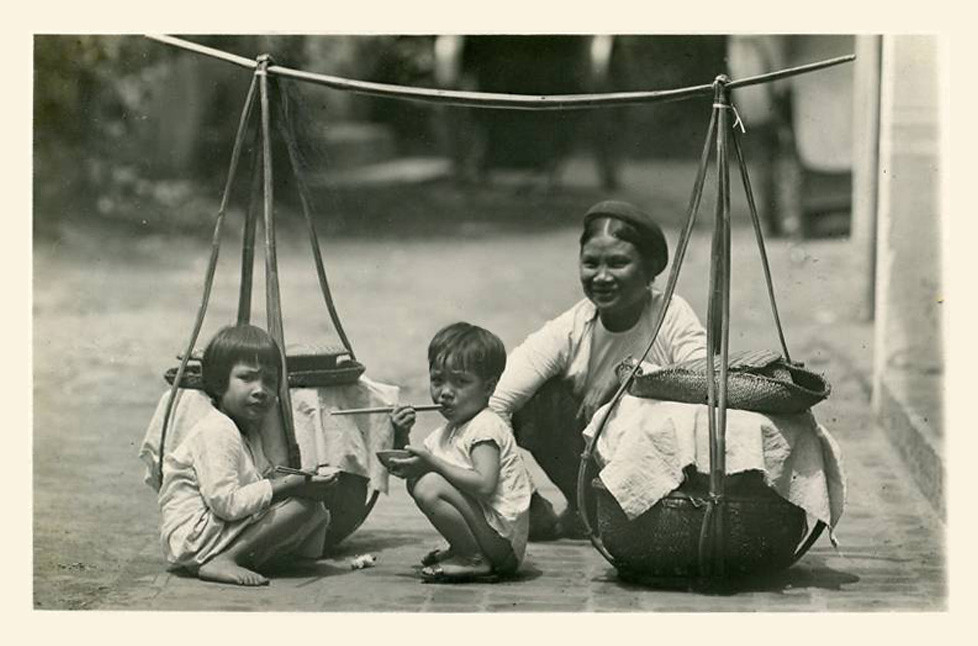 Hai em bé ở gánh hàng rong Hà Nội xưa. Ảnh tư liệu.