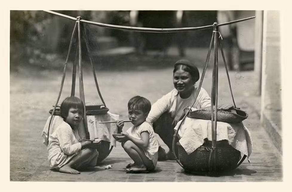 Hai em bé ở gánh hàng rong Hà Nội xưa. Ảnh tư liệu.