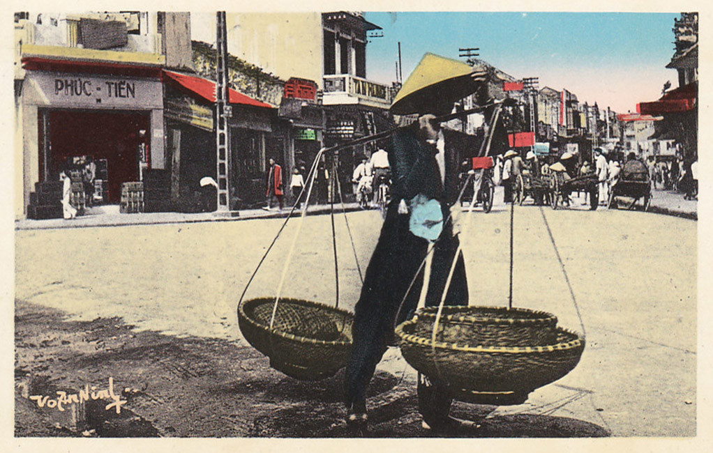 Gánh hàng rong Hà Nội xưa qua một bức ảnh của cố nhiếp ảnh gia Võ An Ninh.