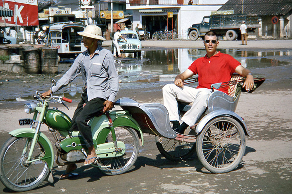 Vị khách Tây ngồi trên chiếc xe lôi máy, một loại phương tiện giao thông độc đáo ở Cần Thơ xưa. Ảnh: Waynecam.