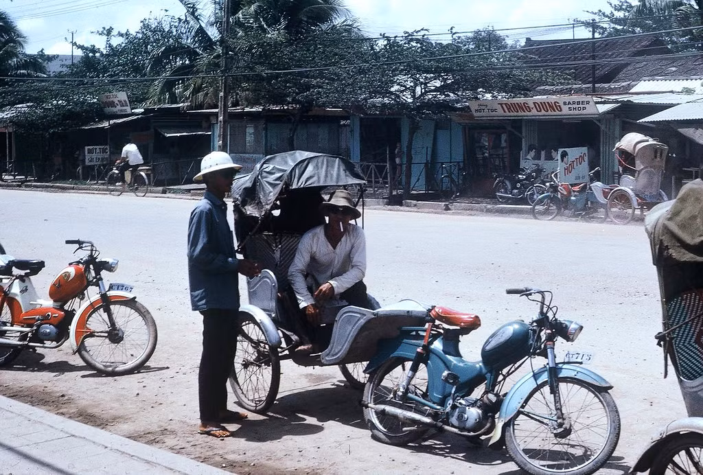 Một chiếc xe lôi máy trên đường phố Cần Thơ, 1968. Ảnh: Allan Sather.