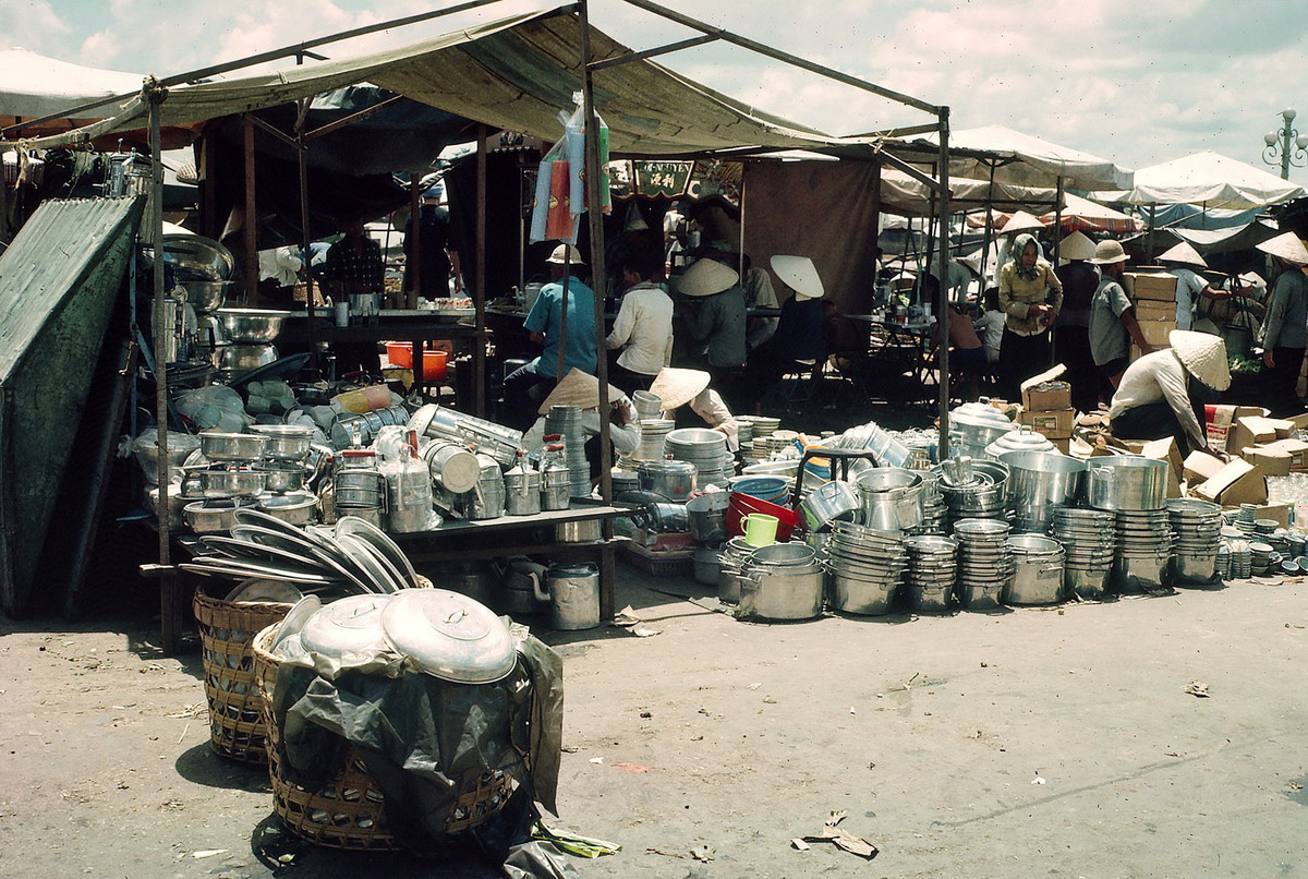 Đồ gia dụng tại một khu chợ ở Cần Thơ. Ảnh: William Ruzin.