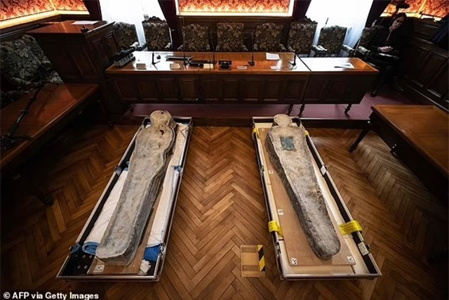 Hai chiếc quan tài lót chì nằm sâu 65 feet dưới sàn nhà thờ Đức Bà