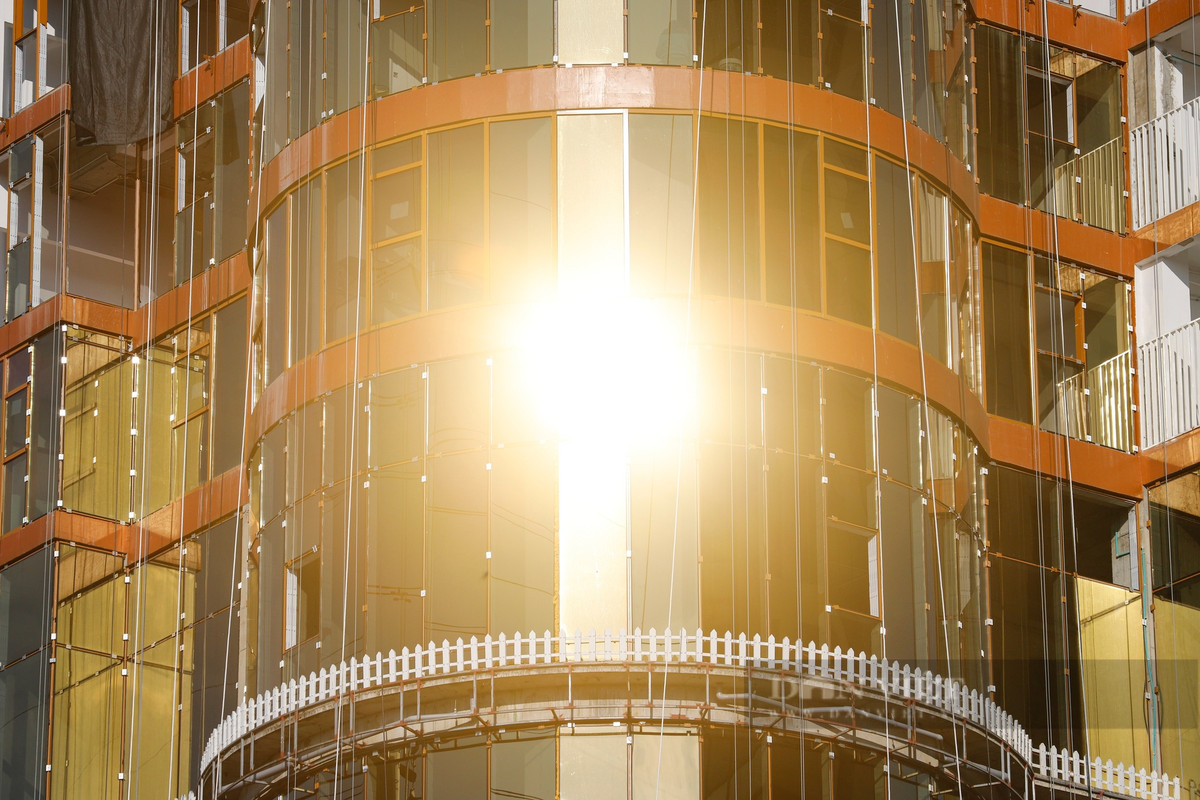 Ghi nhận lúc 16h chiều ngày 27/8 và 10h sáng ngày 28/8, ở một số góc độ, lớp kính vàng mặt ngoài toà nhà đã phản chiếu ánh sáng mặt trời vô cùng gay gắt.