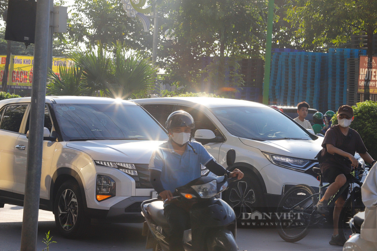 "Đối với một dự án cao tầng nằm giữa nút giao nhiều người qua lại như QMS Top Tower, việc lắp kính màu vàng có thể gây ra nhiều hệ luỵ và rủi ro cho người đi đường bởi bị hạn chế tầm nhìn", ông Khôi nhấn mạnh.