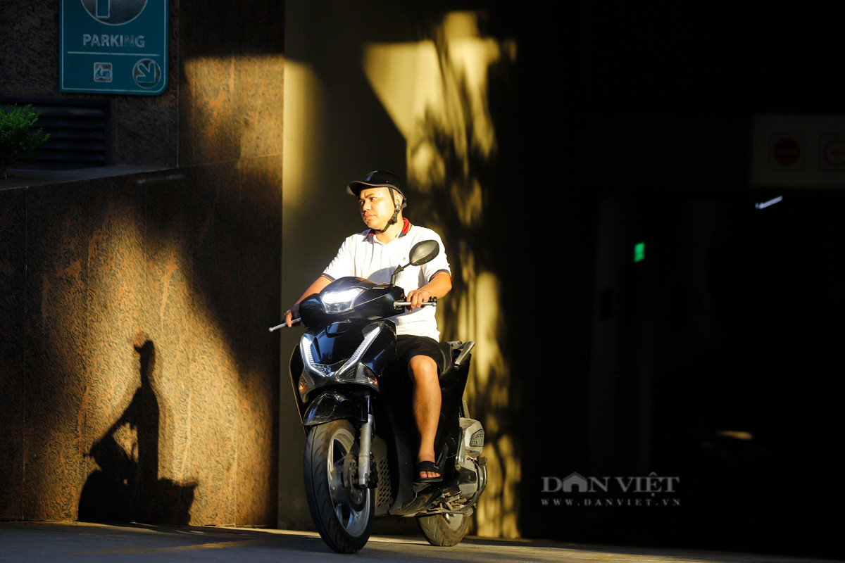 Những người đi lên từ hầm tòa nhà gần đó cũng bị ánh nắng từ kính tòa nhà QMS Top Tower phản chiếu thẳng mặt. Theo ông Phạm Anh Khôi - một chuyên gia trong lĩnh vực xây dựng, hiện nay, nhiều chủ đầu tư rất thích sử dụng kính phản quang có màu vàng vì đem lại cảm giác sang trọng và đắt tiền cho toà nhà. Tuy nhiên, điểm yếu của vật liệu này là phản quang mạnh, phản xạ trực tiếp theo góc bằng với góc tới của ánh sáng, có thể gây cản tầm nhìn của những người xung quanh.