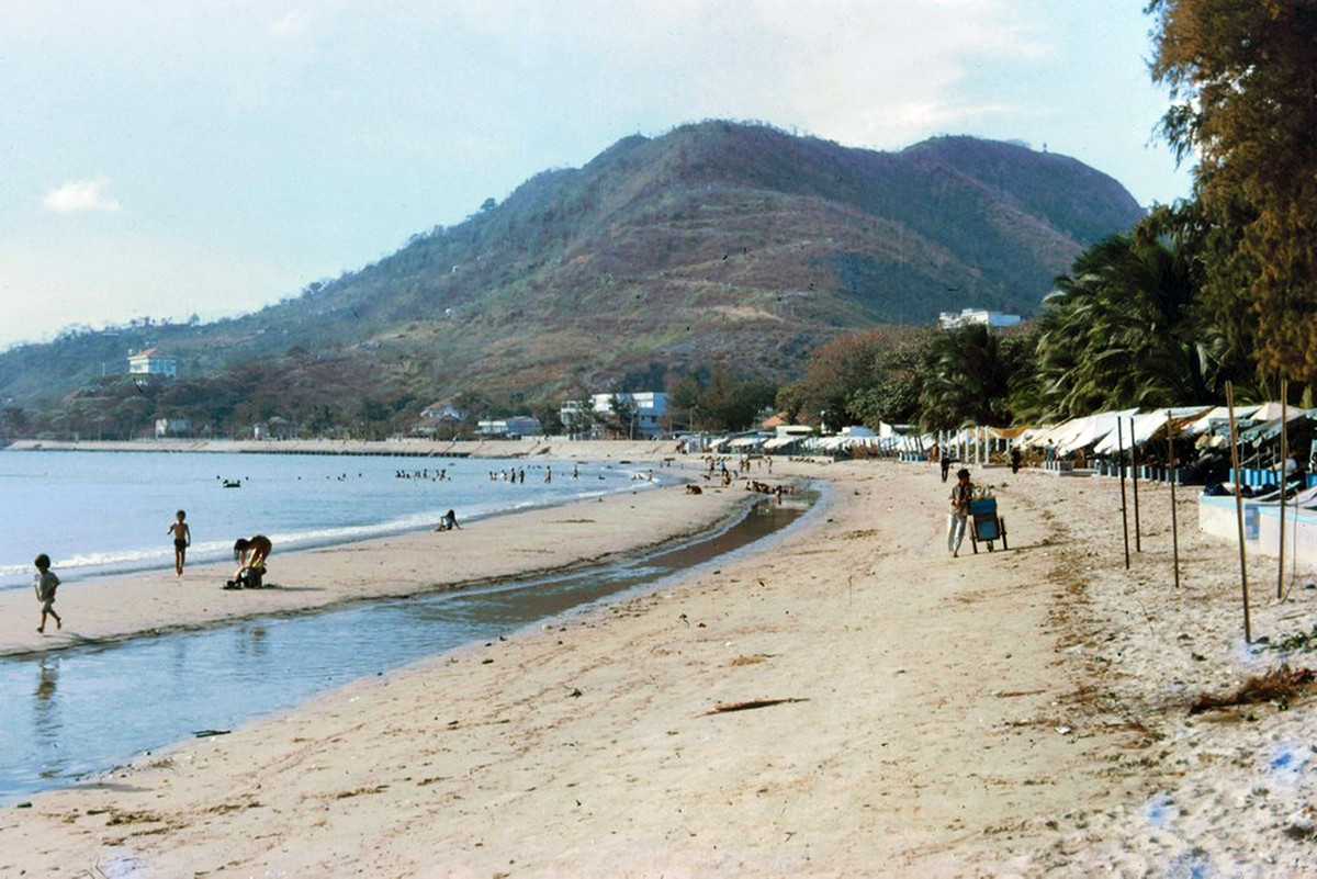 Từ bãi Trước nhìn về núi Lớn. Tòa Bạch Dinh Vũng Tàu tọa lạc trên sườn núi, góc trái bức ảnh. Ảnh: Morescans.