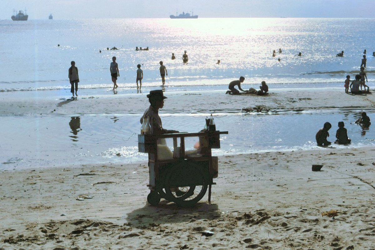 Người bán hàng rong ở bãi Trước. Ảnh: Morescans.
