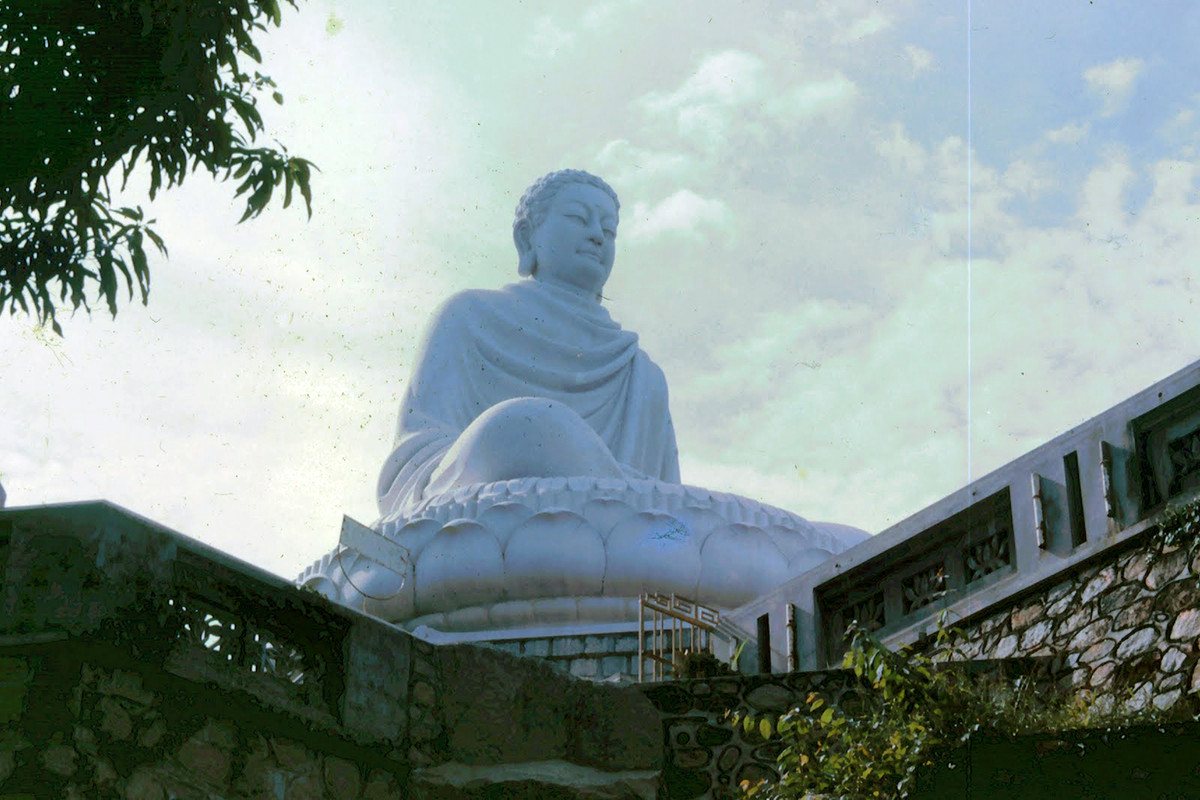 Pho tượng Phật lớn của Thích Ca Phật Đài, tọa lạc trên núi Lớn. Ảnh: Morescans.